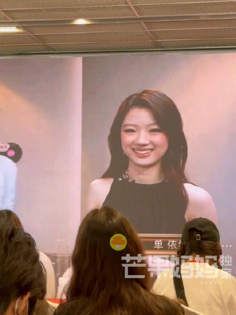 歌手发布会官宣单依纯,这套黑色泡泡裙look好娇俏可爱啊!