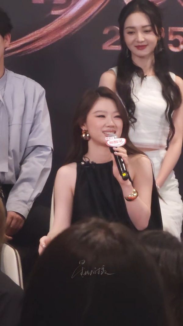 单依纯 歌手发布会 会在意歌手舞台出现难听好听的热搜吗?