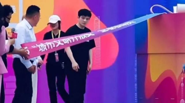 樊振东现身上海和平公园,参加上海精神文明宣传活动