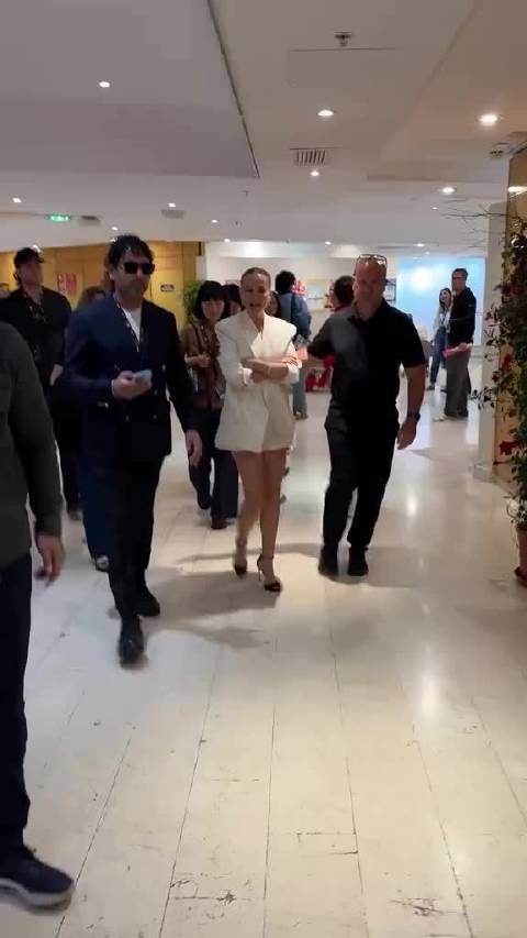 娜塔莉波特曼今天在戛纳电影节宣传动画电影《Arco》的另两套造型,一黑一白