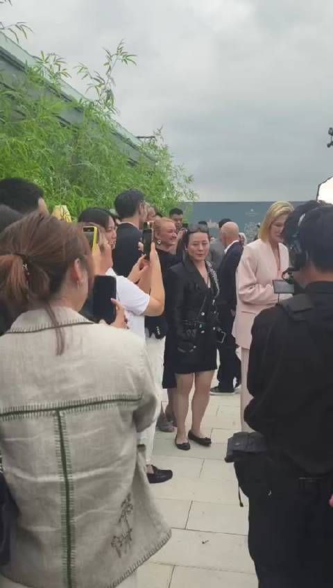 汤唯看着大魔王，好漂亮的皱纹