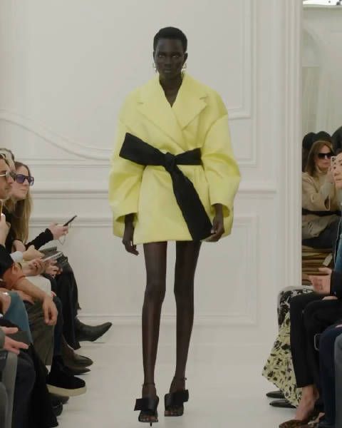 德国女演员Diane Kruger亮相她穿了一套Sarah Burton设计的Givenchy