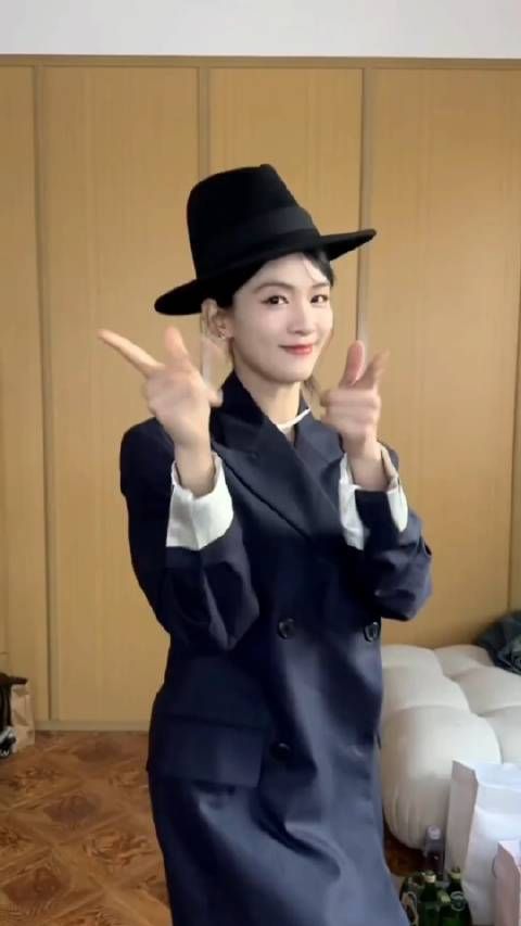 陈昊宇的帅气又可爱的舞姿有没有帅到你，太酷了