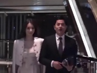 59岁郭富城方媛参加友人婚礼,老夫老妻牵手好恩爱,8年依旧甜蜜