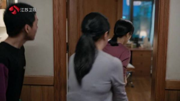 沈黛腹部剧痛，紧急呼叫刘丽娜求助