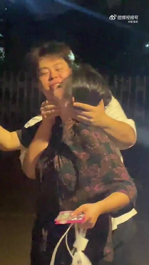 第一眼以为小伙强吻刚从超市抢完鸡蛋准备回家的老奶奶