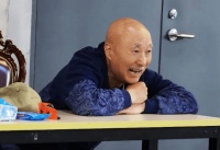 七旬陈佩斯,《戏台》上下依旧真跪真爬,为艺术死磕