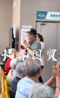 侯耀华养老院慰问老人,被称为“相声泰斗”引热议