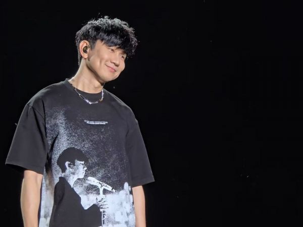 林俊杰香港演唱会意外：伴舞失足升降台，他中断演唱上演紧急搀扶