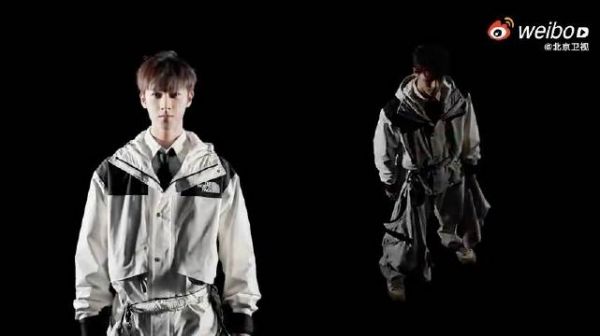 解构风格演绎科技未来感，黑白撞色与剪裁设计凸显力量与质感，风格探索再升级