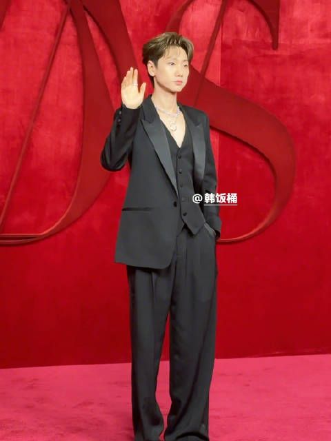 汪苏泷时尚派对展现反差魅力,线条美甲抢镜