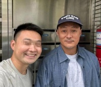 43岁余文乐近照生图爆出，台北开奔驰G500买咖啡，胡子发白显苍老