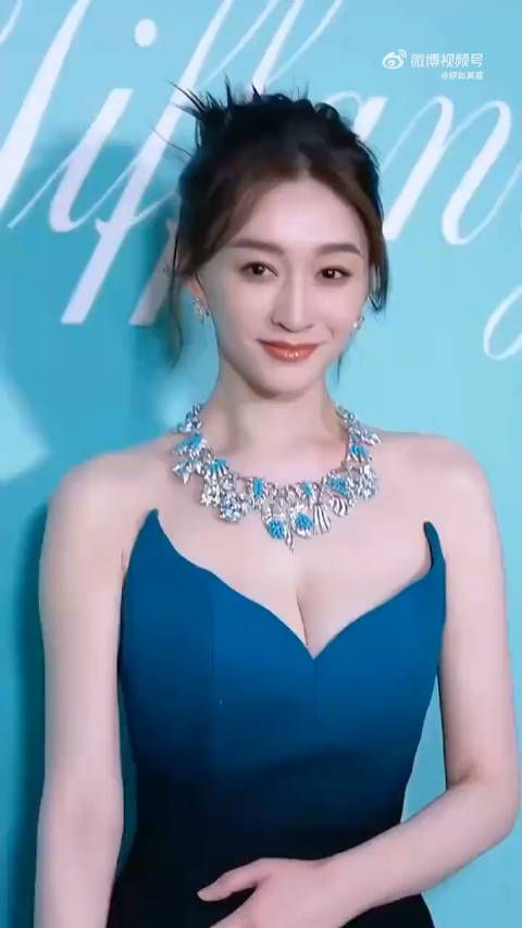 不老女生小冉姐姐，性感大方，越看越美