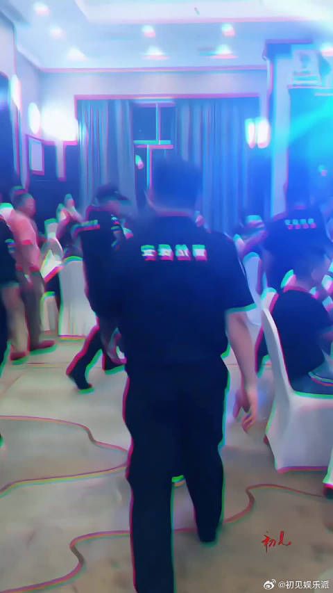 62岁的吕良伟看起来很年轻啊,出场还是自带老大气场