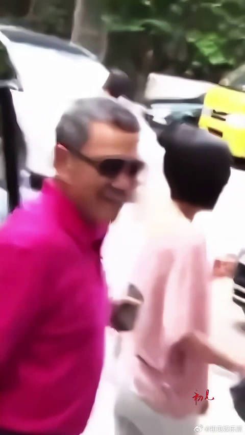76岁刘丹现身接孙女小糯米，老人家没少操心