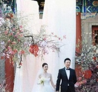 汪小菲马筱梅婚后古镇游玩,十指相扣甜蜜满满,夫妻相越来越浓