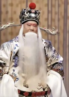 郭德纲老师有多难,唱京剧也被骂上热搜,国粹该不该拿来搞笑成疑