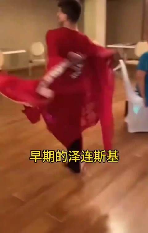 泽连斯基：我飘了吗？我做了那么久演员，谁能想到我会干总统？