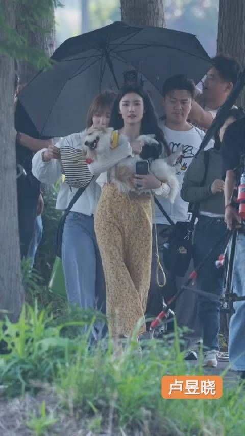 卢昱晓噜噜晓轧戏路透掉落，抱着狗子太可爱了｜卢昱晓