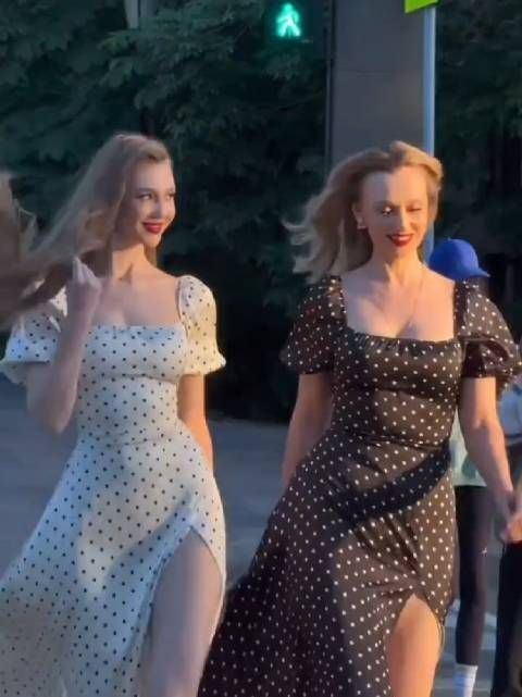 跟姐妹一样 20岁的‌哈萨克斯坦名模Andreana Tkachenko‌和她42岁的美女妈妈