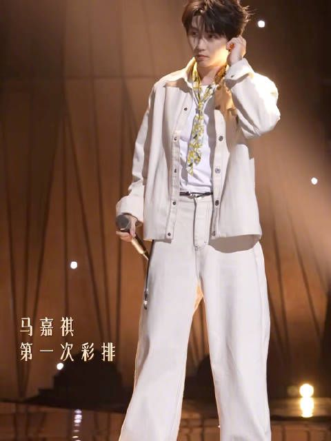 流淌的音符是时光的低语，轻诉少年的心事