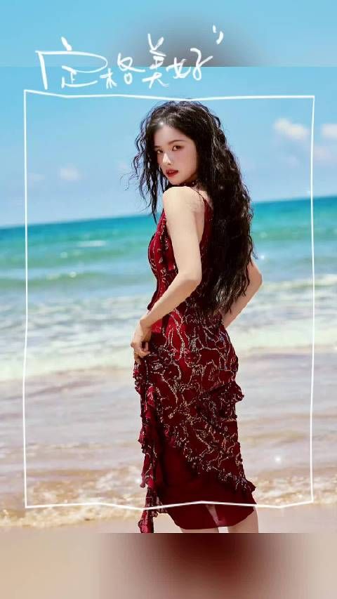 张婧仪最新杂志海边以红色挂脖长裙搭配大波浪黑发亮相，美的好轻松