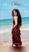 张婧仪最新杂志海边以红色挂脖长裙搭配大波浪黑发亮相,美的好轻松