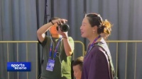 中法女排赛后张籽萱与魏秋月交谈