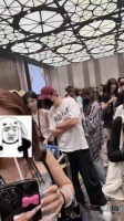 王思聪去澳门看权志龙演唱会，买了10张VVIP票，身边带了一群妹子