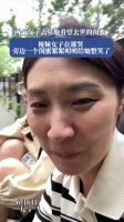 两个女子去墓地看望去世的闺蜜！