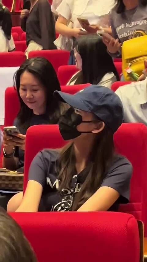 王玉雯来看张新成音乐剧啦,看手腕那里的骨头,好瘦啊