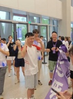 郑思维被围唱告白地球面露窘态