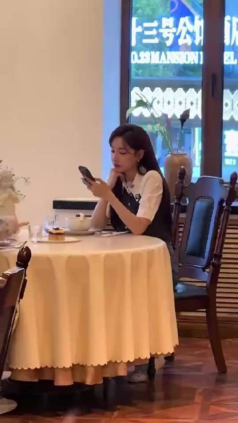 路人偶遇马凡舒在店里吃饭,东北姑娘真板正
