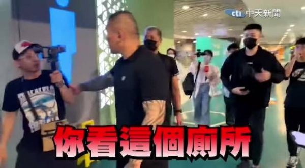 馆长来大陆直播，大陆厕所是有门的
