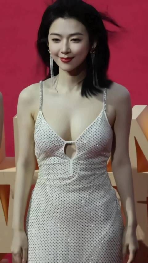 宁心一袭闪耀白裙亮相，深V勾勒傲人曲线，面部皮肤细腻，笑起来超甜