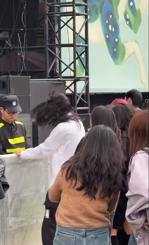 这保安小哥年纪也不大啊，怎么就这么淡定呢？