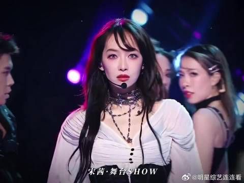 舞台上闪闪发光,小满素清清爽爽!