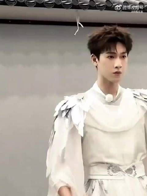 李昀锐白衣少年亮相巴黎男装周，清爽氧气感十足