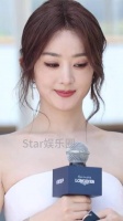 赵丽颖这个怼脸好美好可爱 这个发色好看 衬礼服
