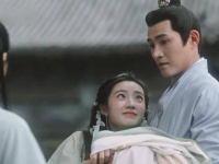 小荷的归来仿佛带着一丝遗憾，“众里嫣然通一顾，人间颜色如尘土”