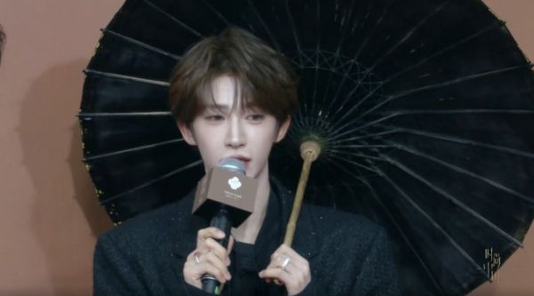 刘宇红毯采访 刘宇撑黑色油纸伞走红毯，气质绝伦，期待今晚舞台