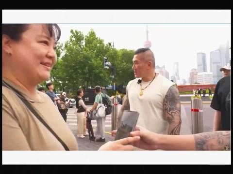 台湾网红馆长和新加坡大妈合影，真的很友善，弯腰鞠躬握手