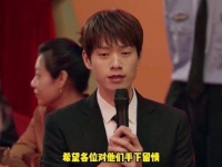 没有分开！秦岚温柔依偎紧抱魏大勋，二人共撑一伞甜蜜同行