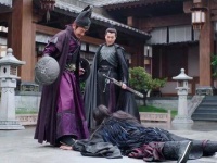 周翡与李晟、殷沛一同击败童天仰，殷沛出身名门，始终站在正义一方