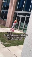 由于帐号被封,女网红娜塔莉·雷诺兹在TikTok总部外哭喊
