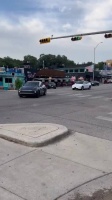 兄弟们,奥斯汀街头,无驾驶员的Robotaxi,被网友拍到上路了!
