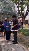 朱一龙小跑拥抱北电老师显亲近