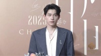 辛云来携家乡桃子亮相时尚盛典红毯