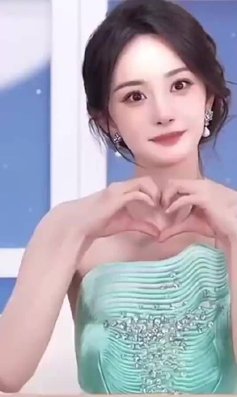 杨幂都要奔4的人了,状态直追小年轻