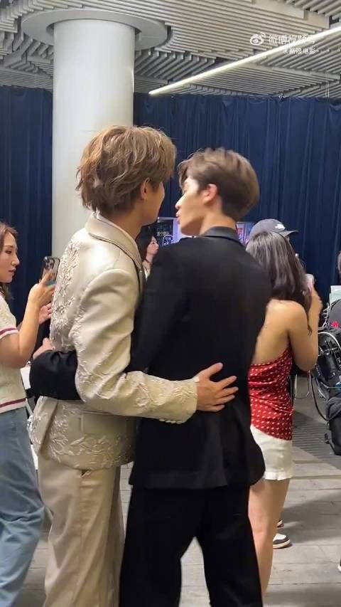和@jjjustin0219 在微博电影之夜红毯相遇,两人拥抱热聊